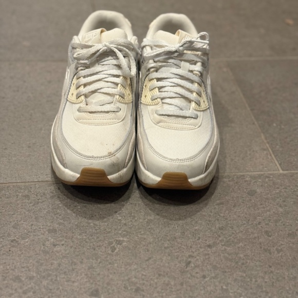 Nike Women’s New AIR Max 90 LV8 Training - Picture 3 of 3